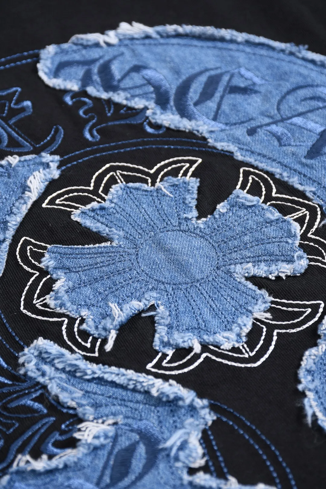 P190 Chrome Hearts CH Cross 26SS New product is hot at the same time💥 Early spring classic style Multiple craftsmanship Denim patch on the chest Horseshoe cross 🪡 Embroidery Large logo cross on the back Horseshoe denim patch Sanskrit ✝️🪡 Embroidery Round neck short-sleeved T-shirt, hot style, a style that both men and women like, same style for men and women, 100% chance of turning heads when wearing it! It’s all about being handsome. The designer’s classic sense is precisely grasped. The whole piece of clothing is heavy. Industrial washing process. Ready-made garments are dyed + sprayed for a horse effect. The double-wash process is very recognizable. It uses heavy washing to make it distressed. The edges of the patch are slightly rolled and naturally distressed. It has a three-dimensional sense of layering and a little damage. It is very visually lethal. It adheres to Kroxin's consistent rough style. The chest and back are large, and the horseshoe flower printed patch pattern is embroidered and decorated. It is also decorated with silver metal engraved distressed buttons. The classic elements full of brand recognition instantly enhance the overall sense of grade and specification. Its texture is quite high-end! The overall feeling is high-end, simple and elegant, with silver hardware accessories, a full set of customized accessories, and the pattern of the entire dress is all decorated with patchwork three-dimensional embroidery technology, which is the finishing touch of the entire dress. The design on the back is even more eye-catching! ! This full back is so cool, it’s full of design, and the overall upper body style highlights fashion and individuality. Wearing it together as a couple is even more popular on the street. I recommend the early autumn sweatshirt! ! The fabric is a unique 320g 100% cotton, which is skin-friendly, breathable, warm to the touch, has a strong texture, and has smooth lines. It can be called a back killer, which has very strict requirements on craftsmanship and cost. The smooth neckline, flat cuffs and hems, the stitches are large and tight, tight and orderly, and the details are perfect. The consistent OS version can be worn alone or layered. It is very casual, but very iconic! It is simply the flagship of high-end trendy brands and must be included in your wardrobe. It has the American fashion spirit of freedom and individuality, and is highly recognizable and stylized! Color: Black White Size: S-XL Size chart: S: Shoulder width 50-Bust 56-Length 70 M: Shoulder width 52-Bust 57-Length 72 L: Shoulder width 54-Bust 59-Length 74 XL: Shoulder width 56-Bust 62-Length 76